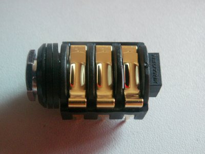 Magnetic Pogopin for 5G Signal Transmission